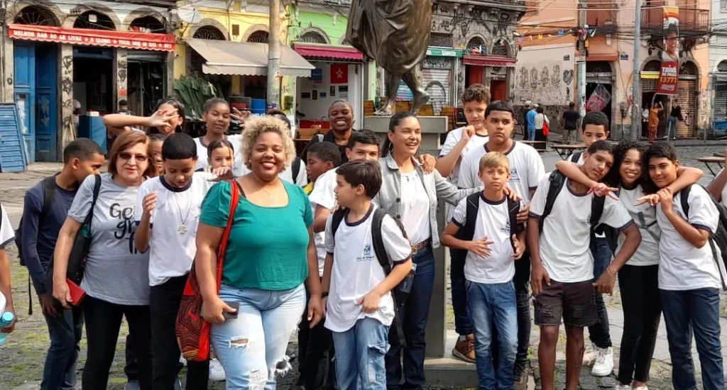 Em um dia de sol, grupo de alunos fazendo o Circuito Herança Africana IPN