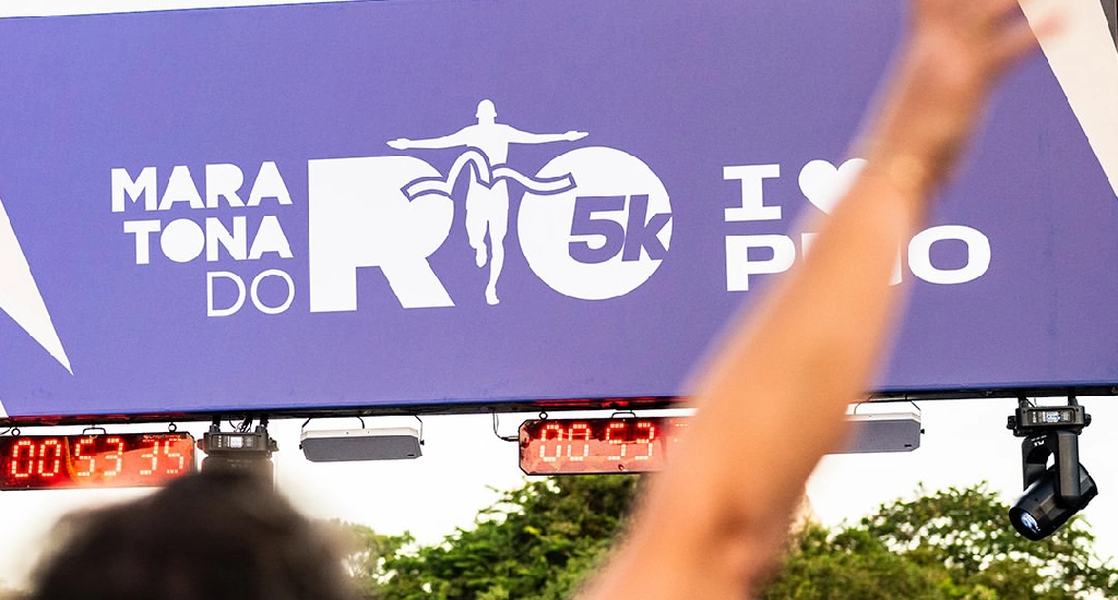 Faixa da Maratona do Rio com árvores ao redor