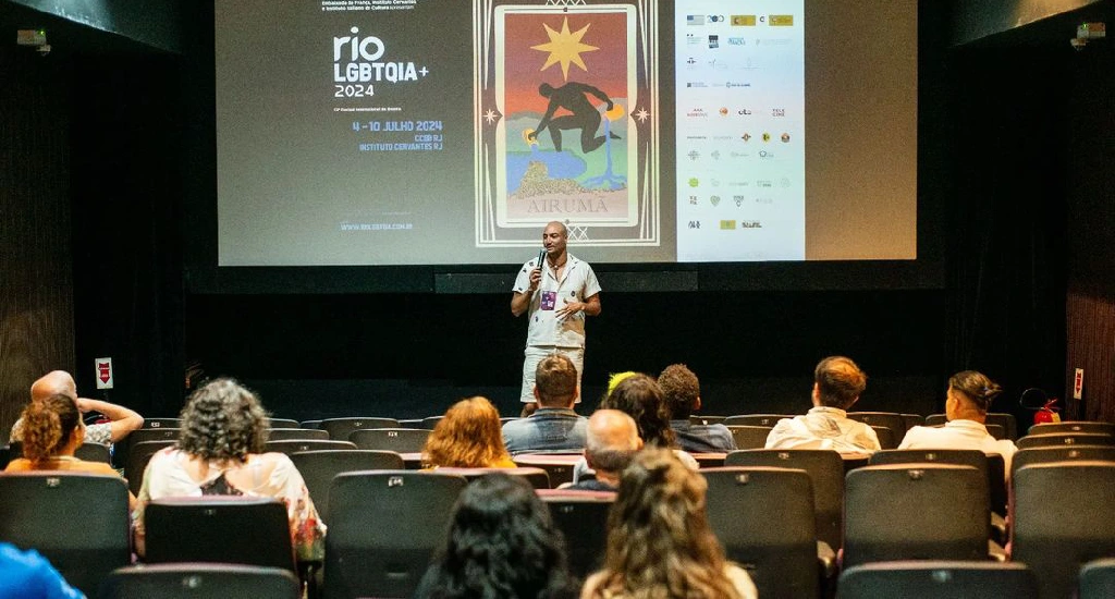 Pessoas assistindo a palestra no Rio LGBTQIA+