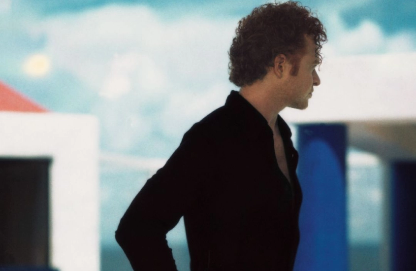 Cantor do Simply Red com decorações atrás