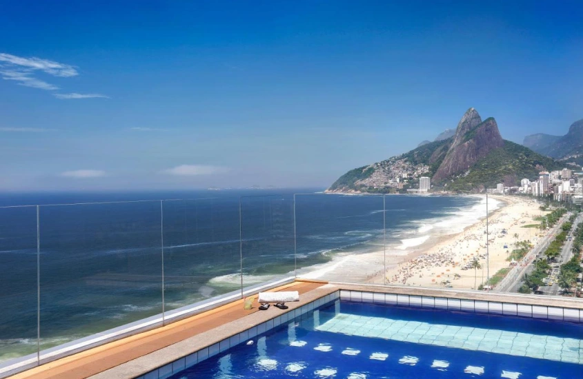 Em um dia de sol, piscina do Sol Ipanema na cobertura com vista para o mar