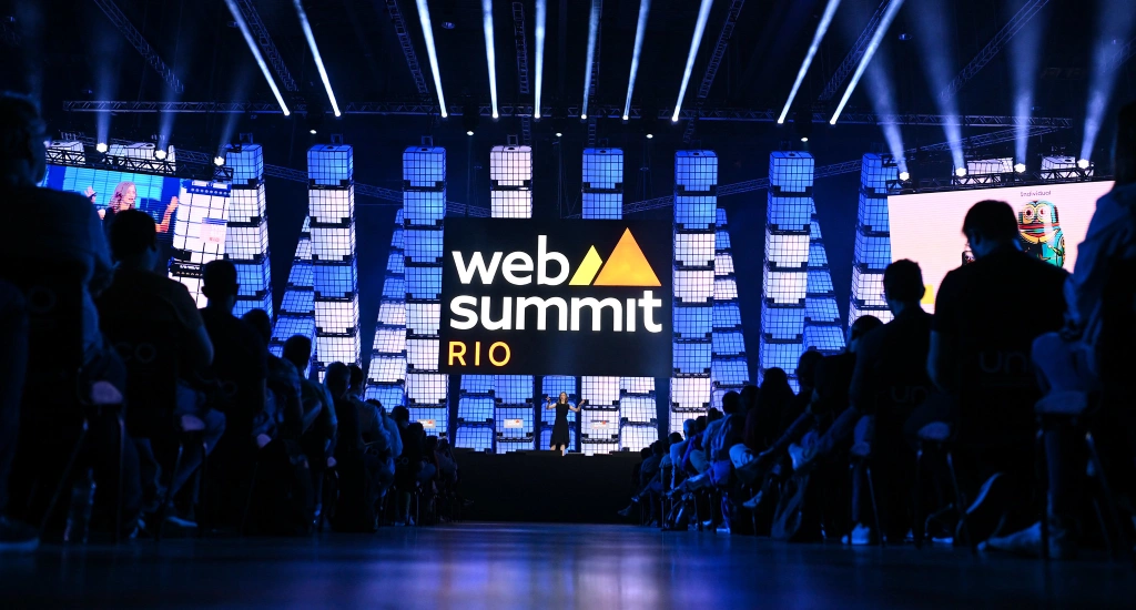 Vista da plateia do Web Summit Rio com telão de led na frente