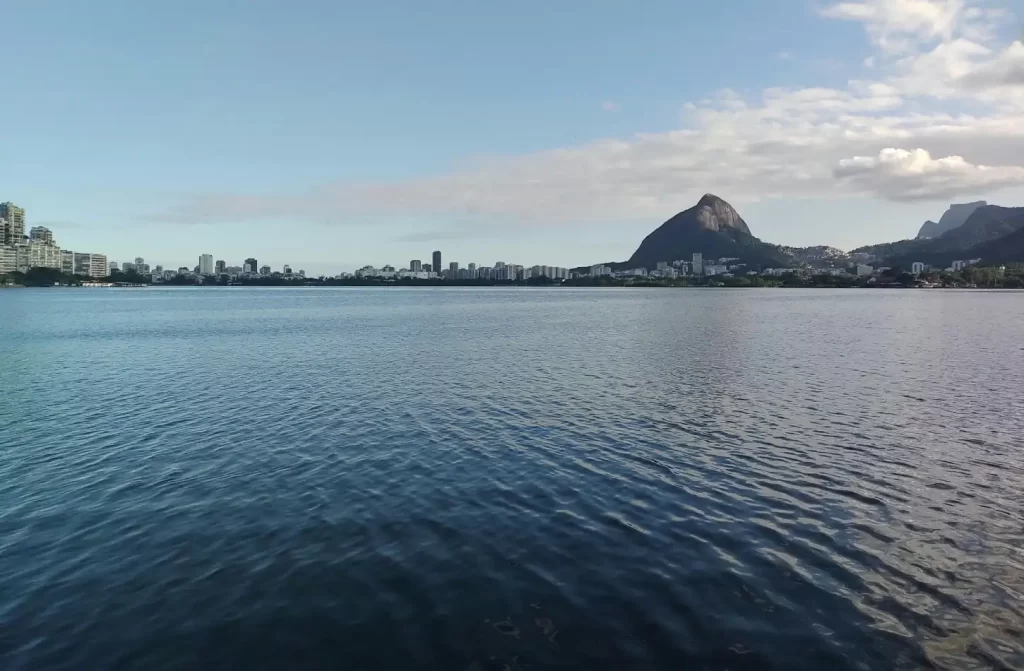 Em um final de tarde, paisagem da lagoa rodrigo de freitas com montanhas atrás