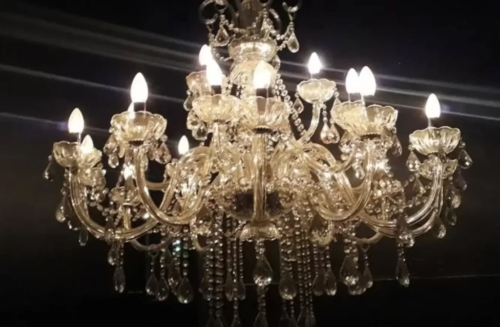 Lustre de luxo aceso