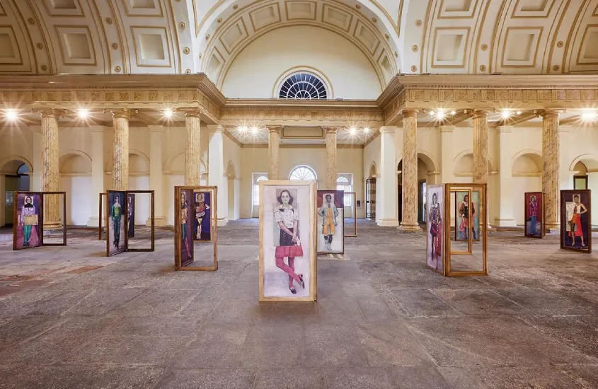 Exposição da Casa França-Brasil com quadros e luzes coloridas