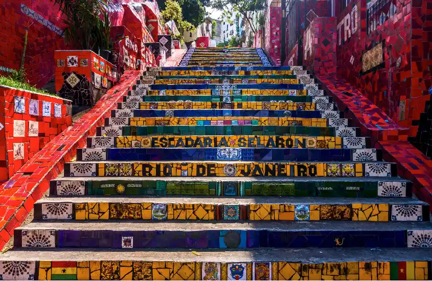 Em um dia de sol, Escadaria Selarón com plantinhas ao redor