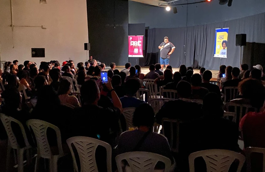 Apresentação no Espaço Cultural Arlindo Cruz com público ao redor