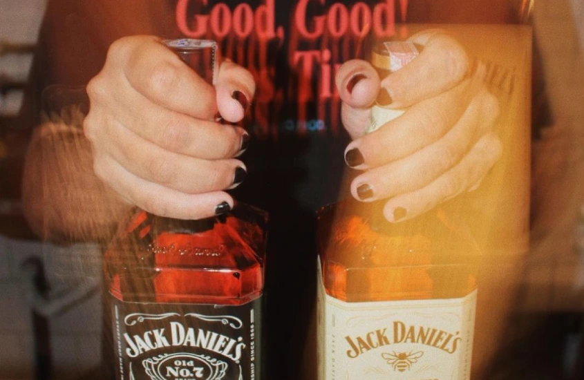 Barmen com garrafas de Jack Daniels no Macuna Bar