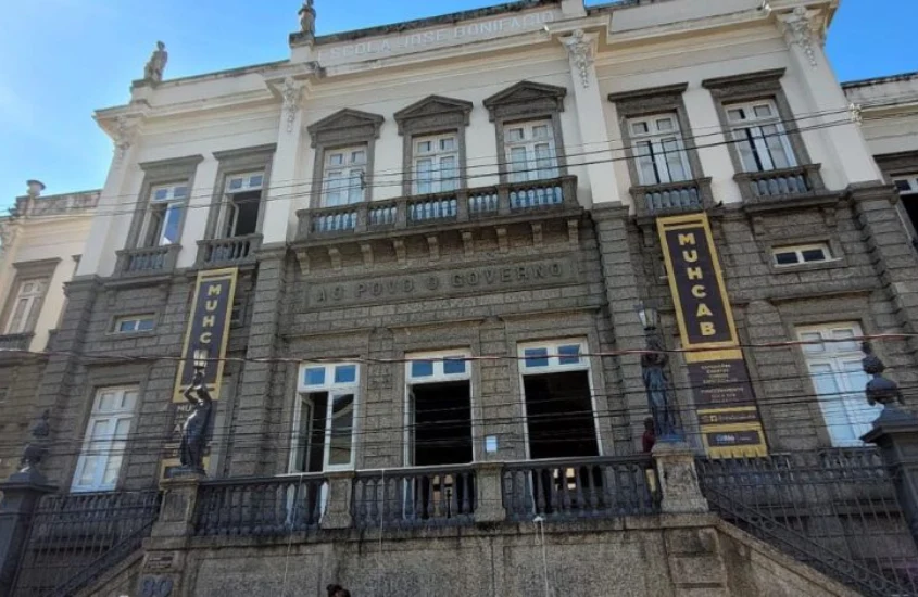 Em um dia de sol, fachada do Museu da História e da Cultura Afro-Brasileira