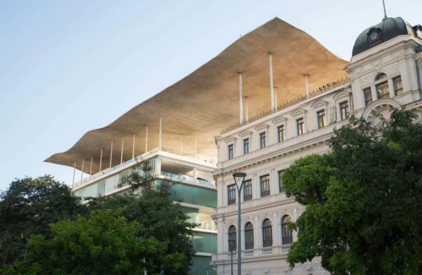 Em um dia de sol, fachada do Museu de Arte do Rio com árvores ao redor