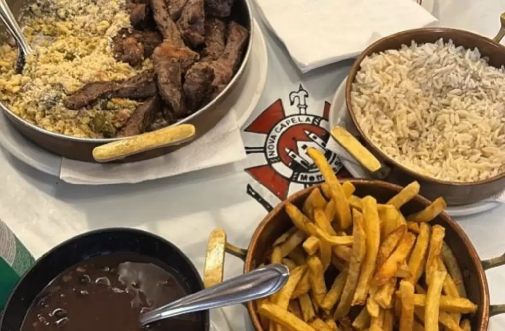 Carne com farofa, arroz, feijão e batata frita