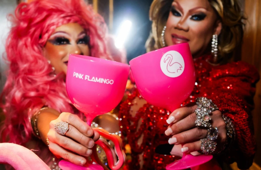 Drags brindando em taças rosas da Pink Flamingo