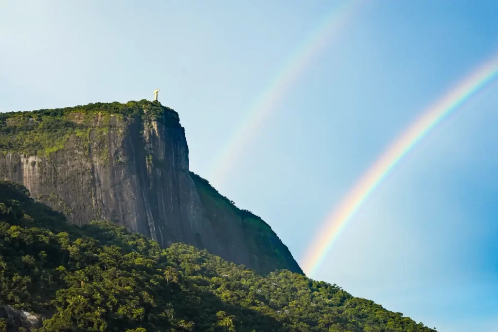 Paisagem das montanhas com 2 arco-íris