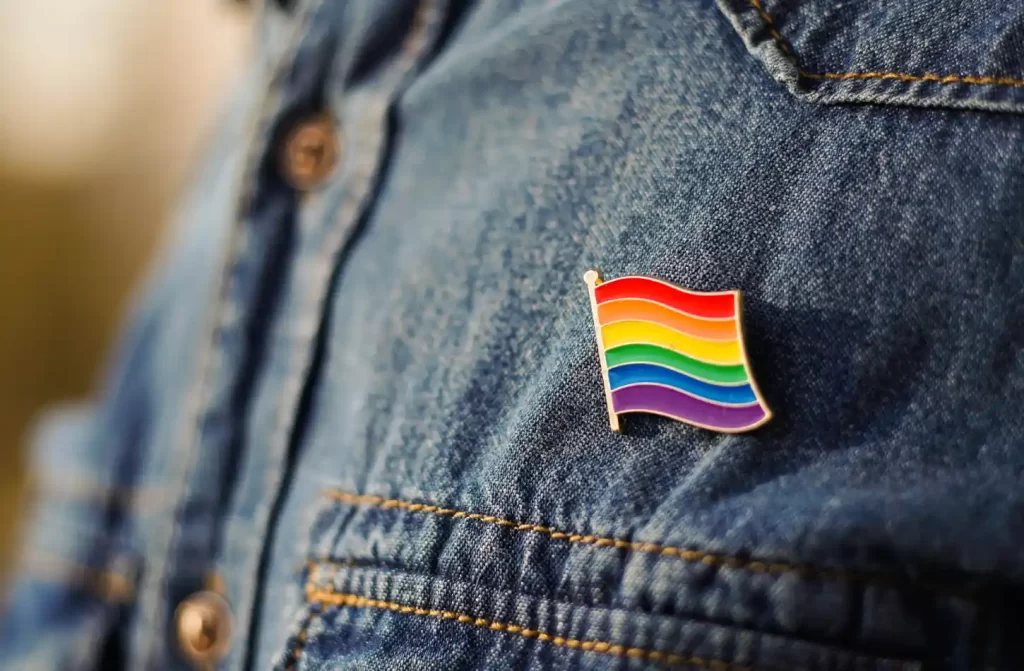 Jaqueta de uma pessoa com pingente da bandeira lgbt