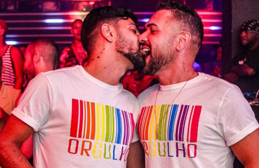 Casal homossexual se beijando no Street Lapa com camisa escrito orgulho