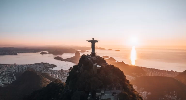 Em um final de tarde, paisagem do rio de janeiro com cristo no meio e cidade embaixo