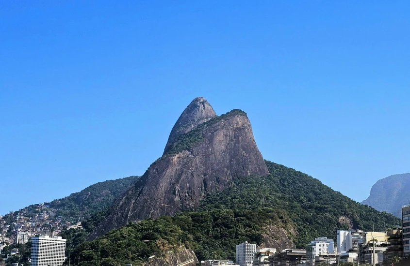 Em um dia de sol, paisagem do Morro dois irmãos com a cidade embaixo