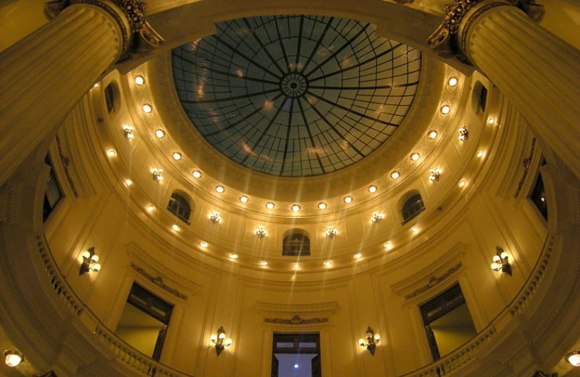 Cúpula do Centro Cultural Banco do Brasil com luzes amarelas e teto de vidro