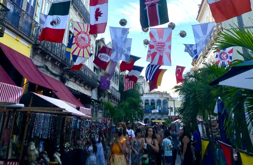 Feira do Lavradio vista de cima com bandeirinhas e pessoas circulando