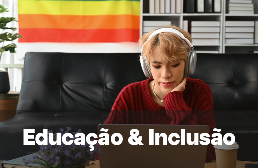 Mulher olhando notebook com fones de ouvido, sentada em um sofá com livros e bandeira lgbt atrás