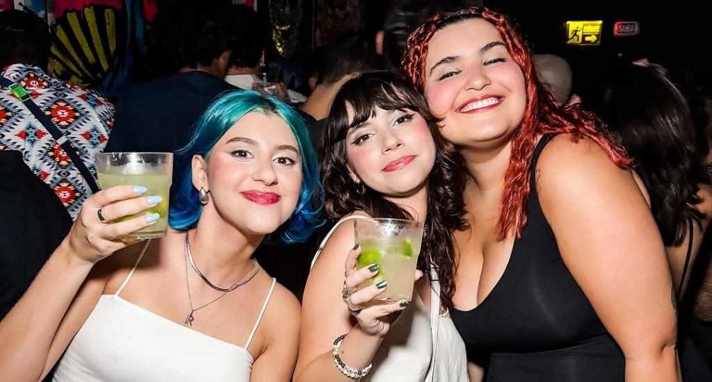 Mulheres bebendo e curtindo em festa